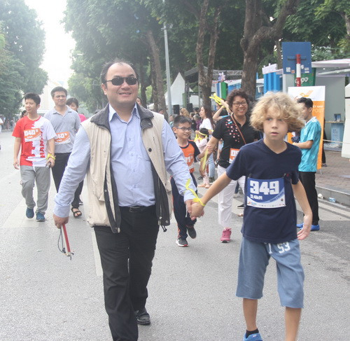 Những sợi kết nối đã gắn kết mọi người với nhau hơn. Mọi thứ không thể đều trở thành có thể Những sợi kết nối đã gắn kết mọi người với nhau hơn. Mọi thứ không thể đều trở thành có thể