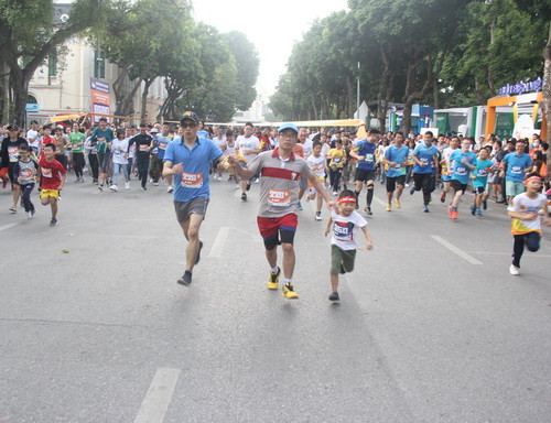 Chương trình "Chạy với tôi - 2gether" đã thu gần 1.000 người tham gia. Đáng chú ý có cả những gia đình đưa các em nhỏ đến tham gia Chương trình "Chạy với tôi - 2gether" đã thu gần 1.000 người tham gia. Đáng chú ý có cả những gia đình đưa các em nhỏ đến tham gia