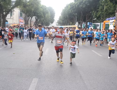 Chương trình "Chạy với tôi - 2gether" đã thu gần 1.000 người tham gia. Đáng chú ý có cả những gia đình đưa các em nhỏ đến tham gia