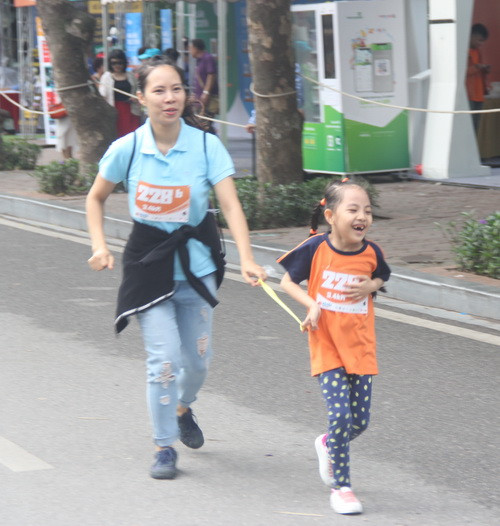 Hai mẹ con - đôi bạn cùng tiến Hai mẹ con - đôi bạn cùng tiến