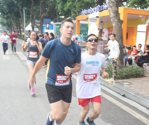 "Kết nối yêu thương" không biên giới. Ảnh: Khách Tây chạy cùng người khiếm thị "Kết nối yêu thương" không biên giới. Ảnh: Khách Tây chạy cùng người khiếm thị