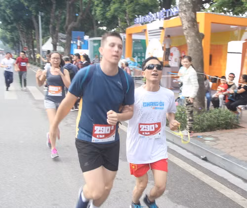 "Kết nối yêu thương" không biên giới. Ảnh: Khách Tây chạy cùng người khiếm thị