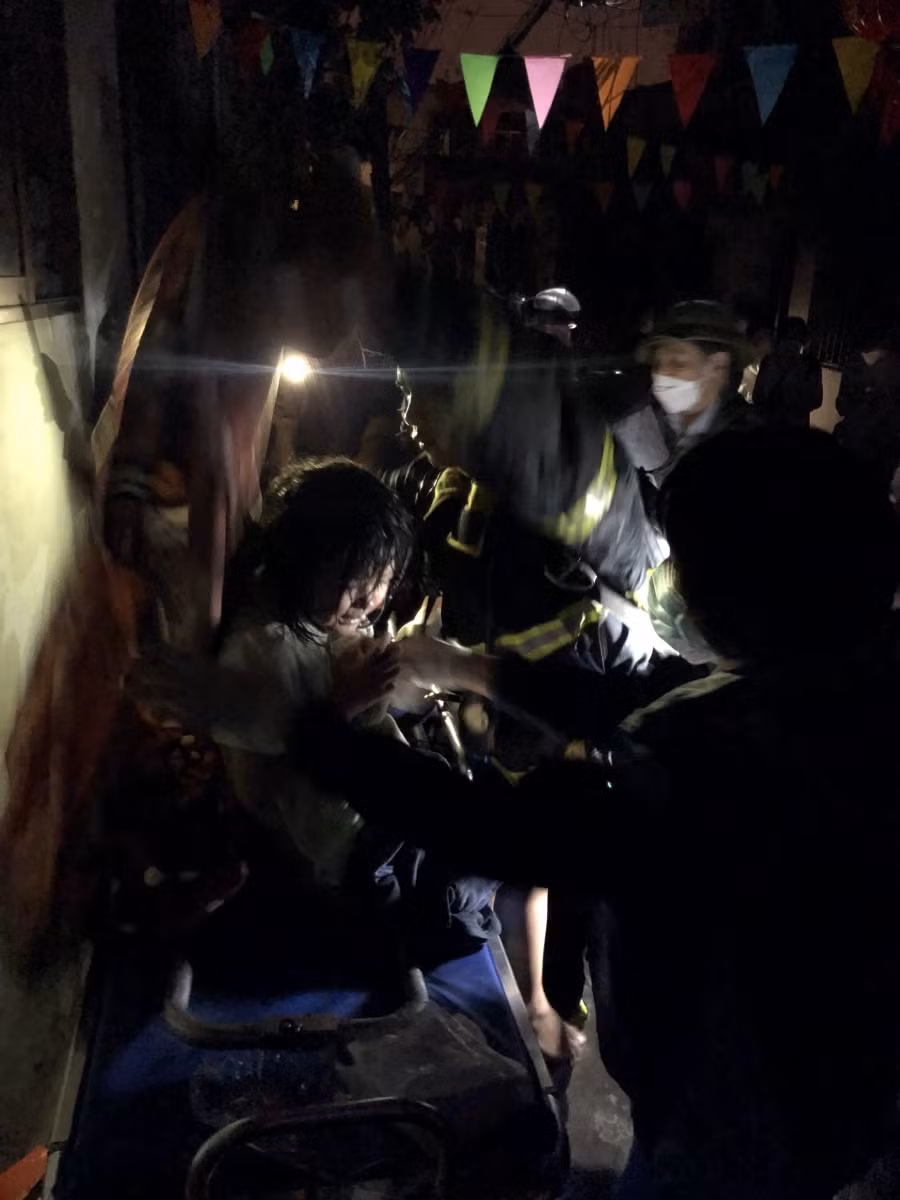 Cháy lớn ngôi nhà 3 tầng trong ngách nhỏ, giải cứu thành công 3 bố con bị mắc kẹt ảnh 5