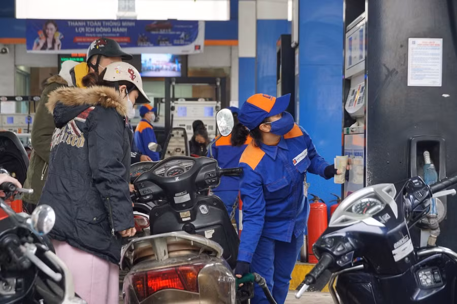 Người dân mua xăng vào sáng 11/3.
