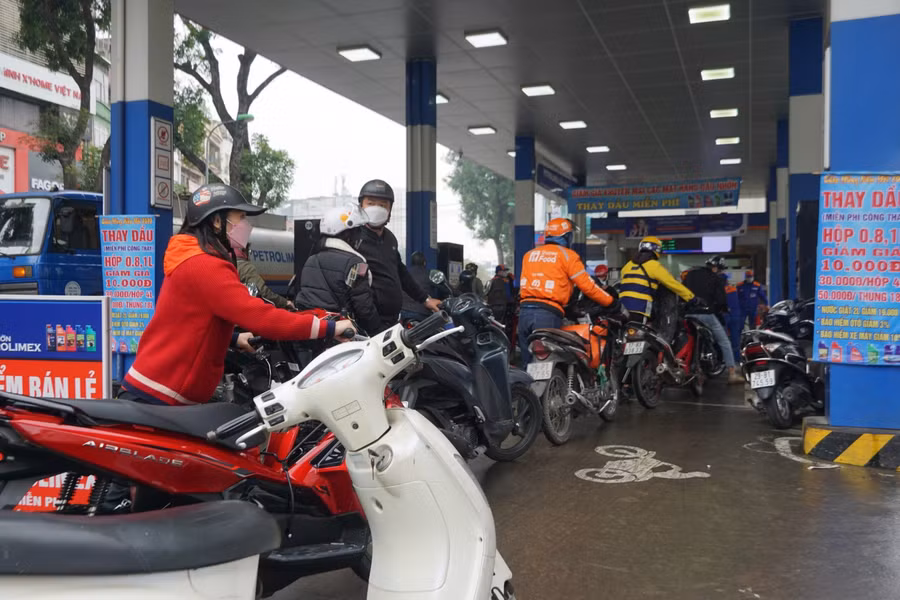 Giá xăng lập đỉnh vào chiều ngày hôm nay, gần chạm mức 30.000 đồng/1 lít xăng.