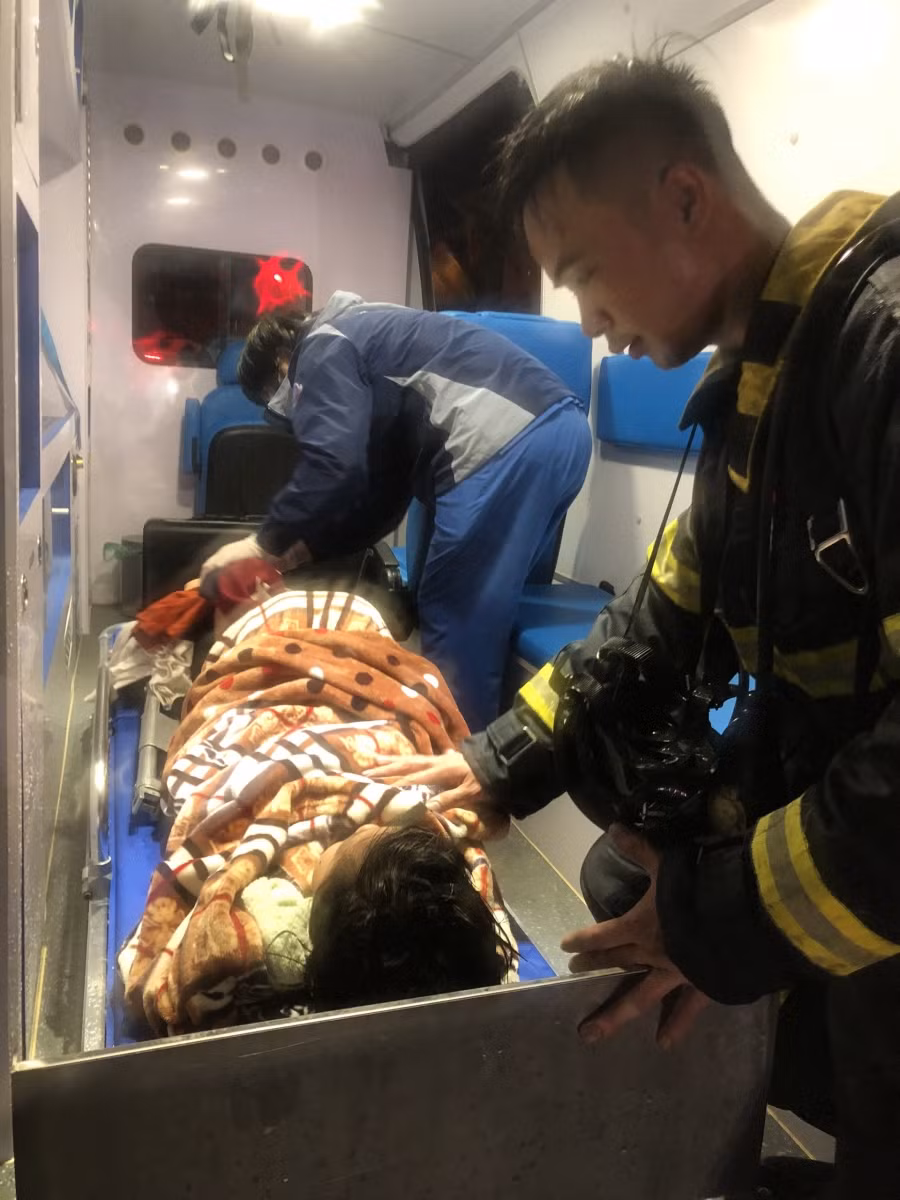 Cháy lớn ngôi nhà 3 tầng trong ngách nhỏ, giải cứu thành công 3 bố con bị mắc kẹt ảnh 7