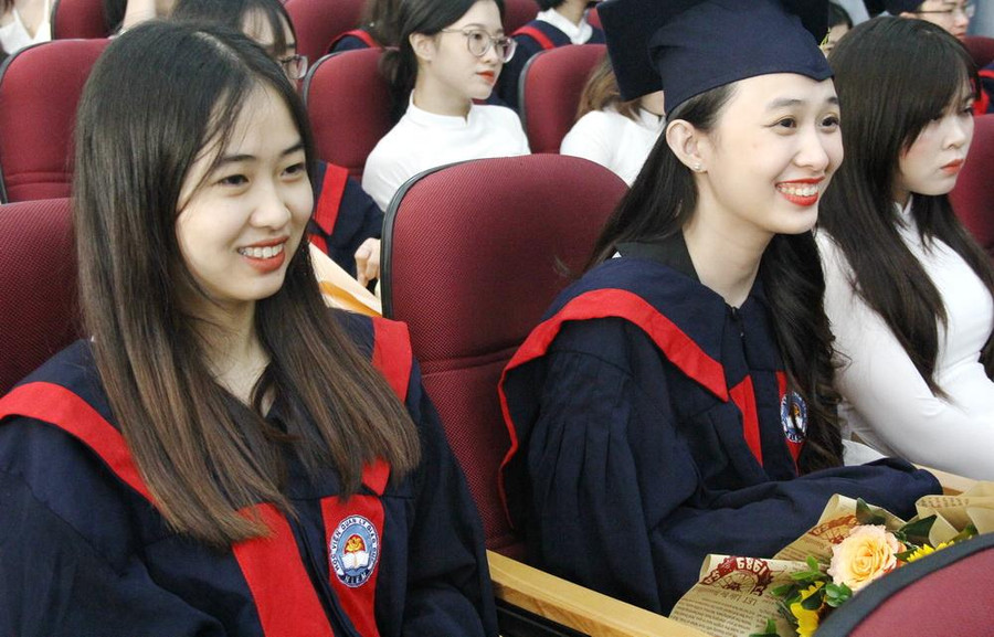 Các tân cử nhân rạng rỡ niềm vui trong ngày nhận bằng tốt nghiệp