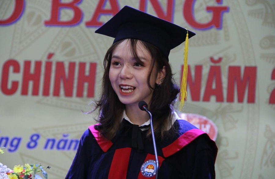 Tân cử nhân Trịnh Lê Thủy Trúc phát biểu cảm nghĩ tại buổi lễ