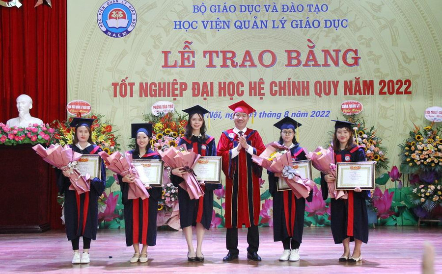 Lãnh đạo Học viện Quản lý giáo dục trao giấy khen cho các sinh viên có thành tích học tập xuất sắc