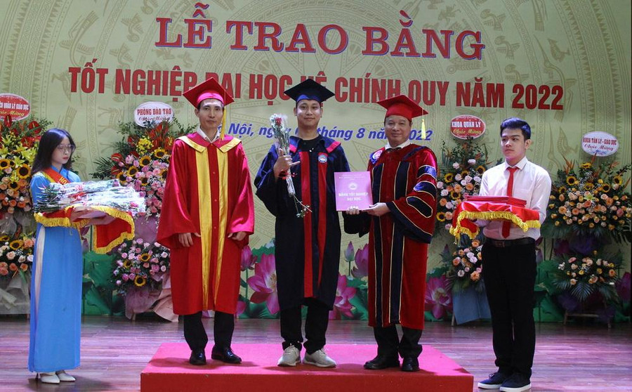 GS.TS Phạm Quang Trung (thứ hai từ phải sang trái) trao bằng tốt nghiệp cho các tân cử nhân