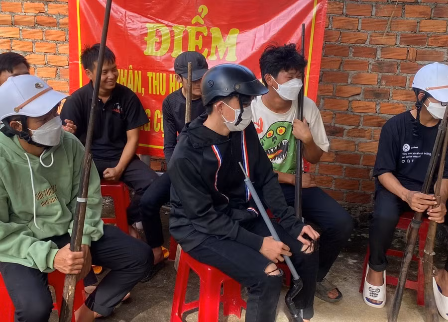 Công an huyện Cư Jút hiện đã vận động người dân tự nguyện giao nộp vũ khí tự chế - Ảnh: TT.