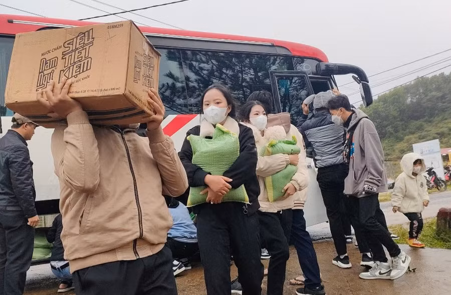 Học sinh mang quà đến trao cho các bạn khó khăn.