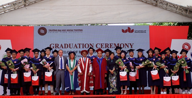 Lãnh đạo FTU và đối tác trao thưởng cho tân cử nhân Lãnh đạo FTU và đối tác trao thưởng cho tân cử nhân