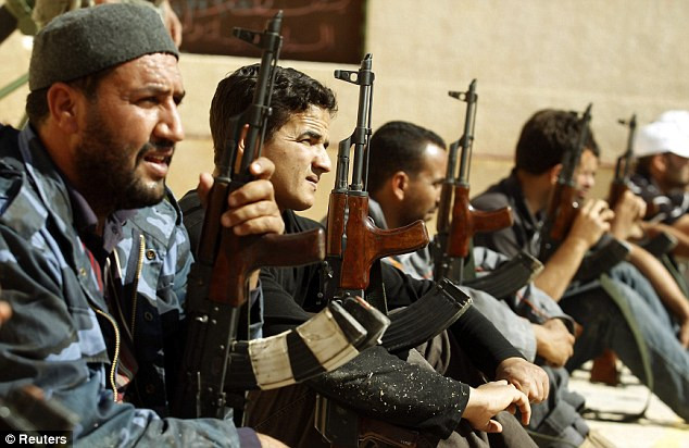 Sẽ ra lệnh bắt quốc tế đối với Đại tá Gaddafi ảnh 2 Libyan rebel leaders have flown to the UK today for talks aimed at securing more equipment from the British government Read more: http://www.dailymail.co.uk/news/article-1386240/Wanted-International-arrest-warrant-Colonel-Gaddafi-issued-public-appearance-weeks-proved-IS-alive.html#ixzz1MCv8XdzD