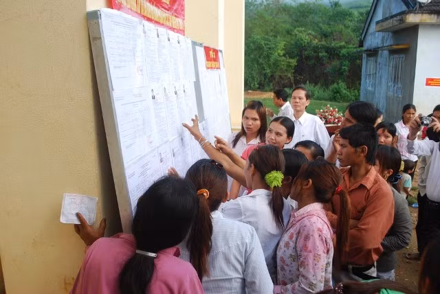 Xem các ứng cử viên trước khi bầu