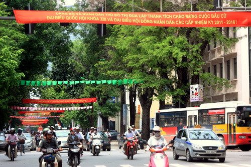 Các tuyến phố trên địa bàn Hà Nội đã được trang trí rực rỡ cờ, băng rôn biểu ngữ..Ảnh, gdtd.vn