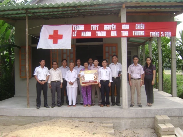 Tặng nhà tình thương cho học sinh nghèo hiếu học