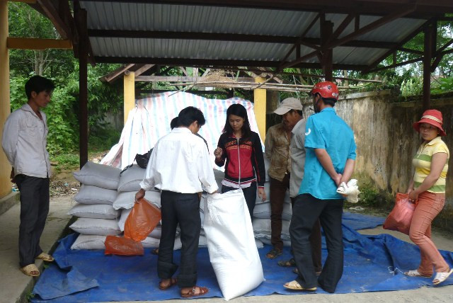 Gạo cứu đói của Chính Phủ đã đến với bà con Bắc Hà ảnh 1 Các xã nhận gạo và phân phát cho bà con