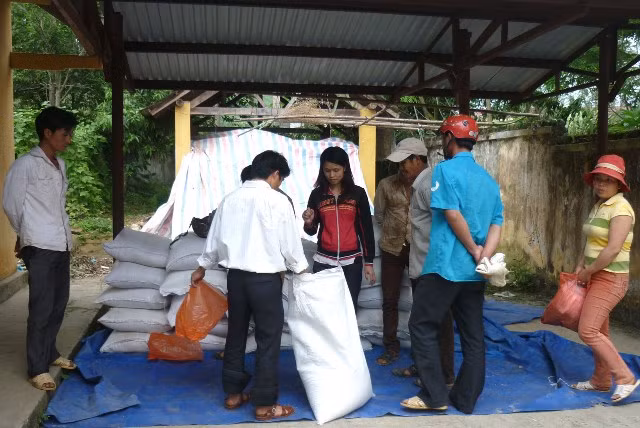 Các xã nhận gạo và phân phát cho bà con