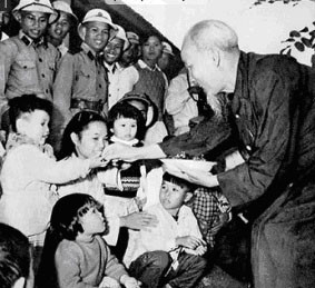 Bác đang chia kẹo cho các cháu