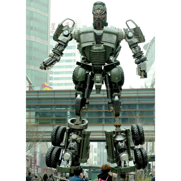 A 9.7 metre (31.8 ft) high, 4-ton Transformer-style character has been erected in downtown Shenyang, capital of northeast China’s Liaoning Province. The transformer was designed by students from the China Central Academy of Fine Arts and was created using parts from an old lorry. The model is of classic Chinese character Guan Gong, or the Duke Guan, a senior general of the Shu State in the Three Kingdoms period (nearly 2,000 years ago).