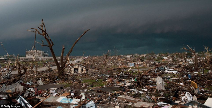 Cơn bão để lại một bãi rác khổng lồ