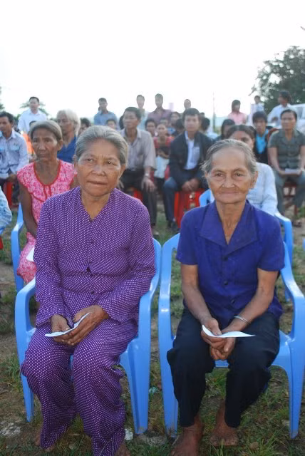 Hai phụ nữ Ca Dong với lá phiếu trên tay sẵn sàng đi bầu