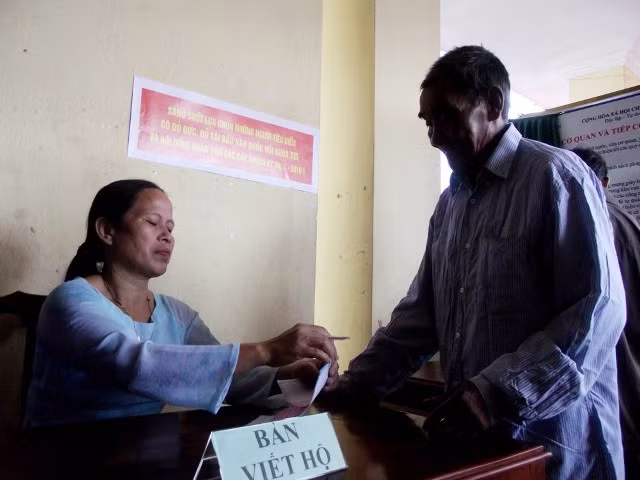 Giúp một cử tri bầu chọn người có đức và tài