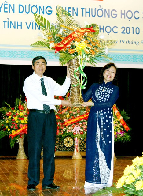Vĩnh Phúc giữ vững thành tích trong bồi dưỡng HS giỏi ảnh 1 Thứ trưởng Nguyễn Thị Nghĩa tặng hoa và chúc mừng những thành tích của Ngành GD Vĩnh Phúc