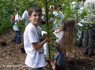Felix cùng các bạn trồng cây tại Đức