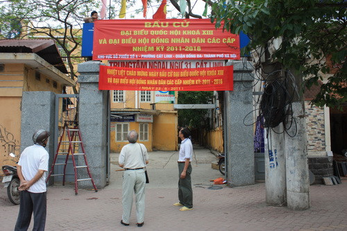 Ông Phúc (đứng giữa) đang chỉ huy việc trang trí khánh tiết tại khu vực bỏ phiếu của mình. Ảnh, gdtd.vn