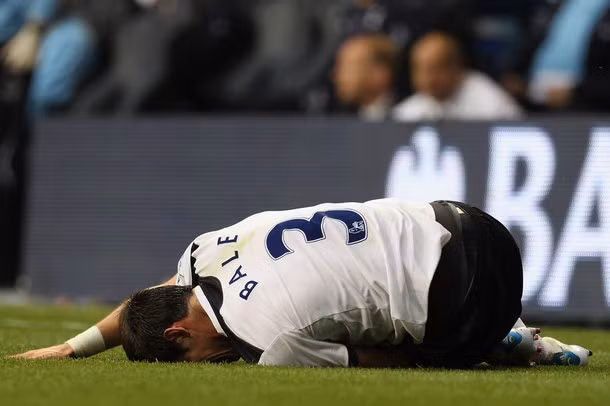 Gareth Bale dính chấn thương nặng sau pha vào bóng của Adam,