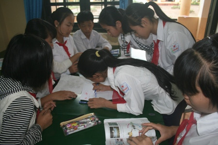 HS trong nhóm say mê thiết kế BĐTD sau khi được tiếp thu bài giảng.