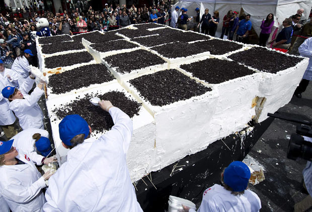 Dairy Queen workers construct the world’s largest ice cream cake, in a square in Toronto. The 21,000-pound (9,525kg) cake consisted of solid ice cream in the centre with 90 kilograms of sponge cake on the outside and 136 kilograms of icing and crushed Oreos on top. After the record was officially set the cake was then shared out amongst hundreds of bystanders. The previous record was an 8,000-kilogram cake in Beijing, a record that stood for five years. 