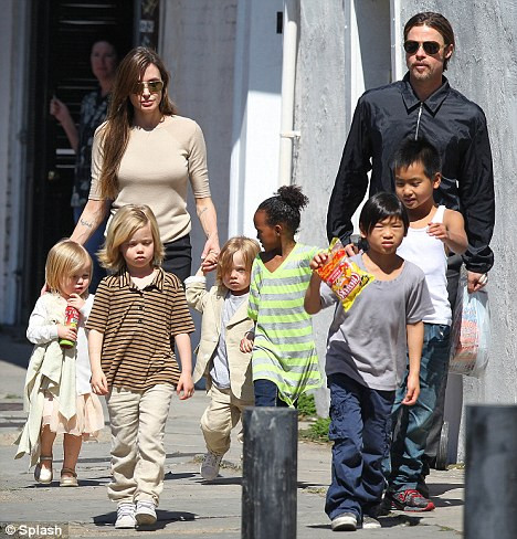 Ý nghĩa hình xăm thứ bảy trên tay Angelina Jolie ảnh 4 Joile và người tình Brad Pitt cùng sáu đứa con của họ trong một chuyến đi chơi mới đây