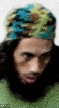 Umar Patek, một trong những kẻ đánh bom ở Bali cuối cùng đang ở ngoài vòng pháp luật đã bị bắt gần nơi ở của bin Laden Umar Patek, the last of the Bali bomb plotters to remain at large, was captured down the road from Bin Laden’s secret compound Read more: http://www.dailymail.co.uk/news/article-1384095/Bali-bomber-captured-road-Bin-Ladens-secret-compound.html#ixzz1LYYZzT22