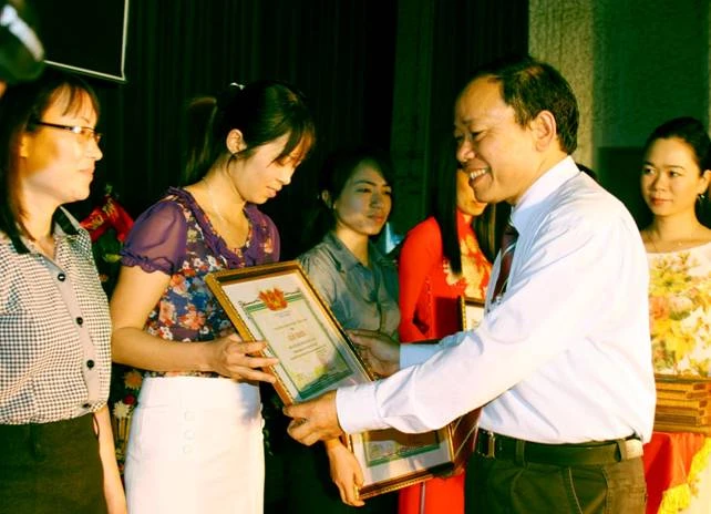 Thái Thuỵ: Tuyên dương những nhân tố xuất sắc năm học 2010 – 2011