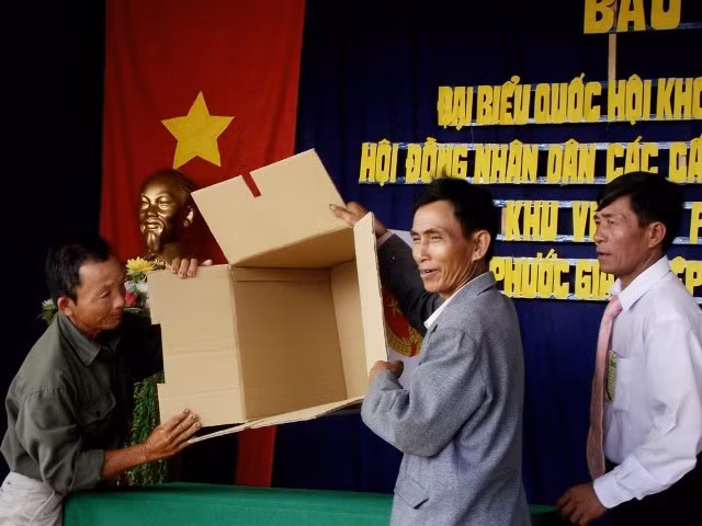 Kiểm thùng phiếu trước khi bỏ phiếu