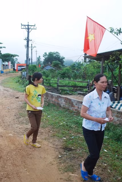 Ngay từ sáng sớm, chị em phụ nữ đã cầm lá phiếu trên tay đi bầu