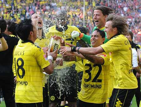 Các cầu thủ Dortmund ăn mừng chiến thắng 1