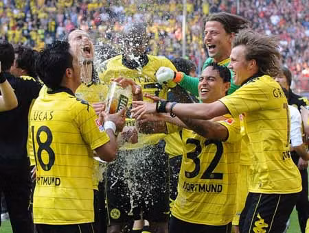 Các cầu thủ Dortmund ăn mừng chiến thắng 1