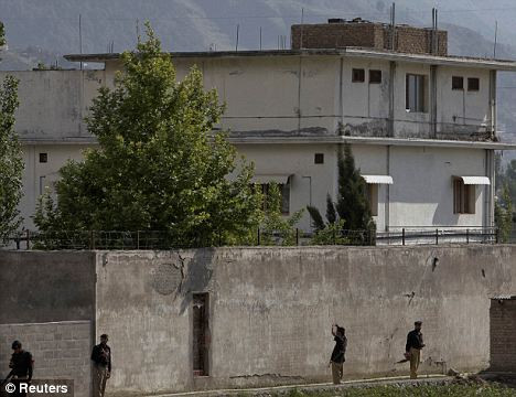 Khu nhà nơi bin Laden đã bị giết. Chính phủ Indonesia giờ đây khẳng định rằng Patek đã đến Abbottabad để gặp lãnh đạo al Qaeda The compound where Bin Laden was killed. The Indonesian government has now confirmed Patek had gone to Abbottabad to meet the Al Qaeda leader Read more: http://www.dailymail.co.uk/news/article-1384095/Bali-bomber-captured-road-Bin-Ladens-secret-compound.html#ixzz1LYYkQ3qT