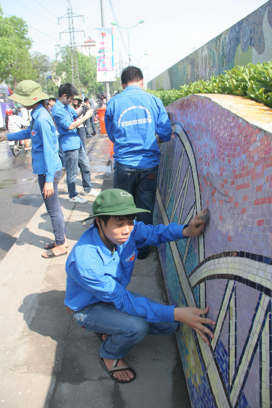 Sinh viên ra quân làm sạch con đường gốm sứ ảnh 2