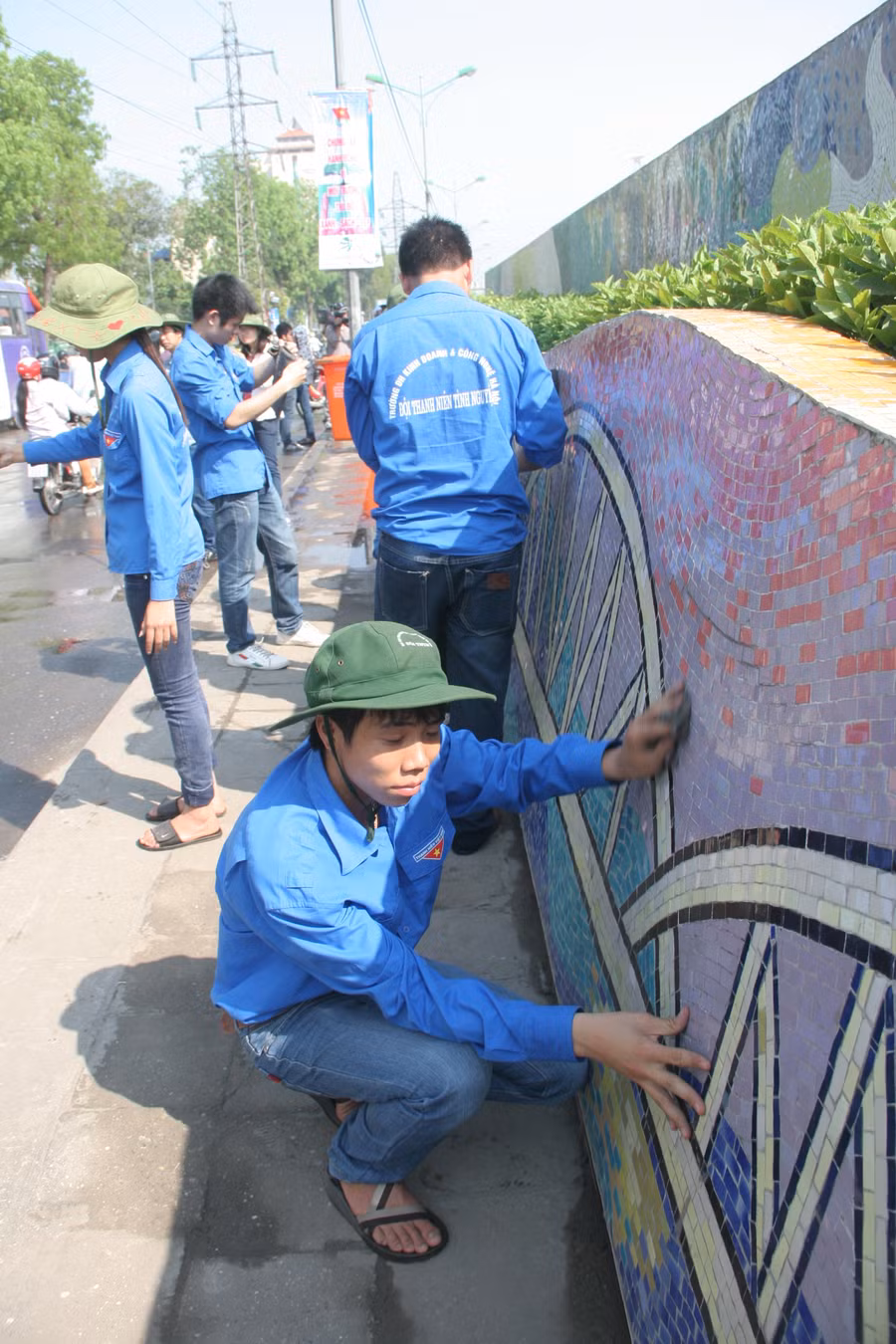 Sinh viên ra quân làm sạch con đường gốm sứ ảnh 2