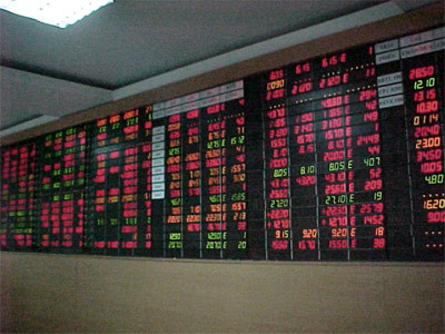 Sắc đỏ bao trùm bảng giao dịch điện tử. Ảnh: Internet