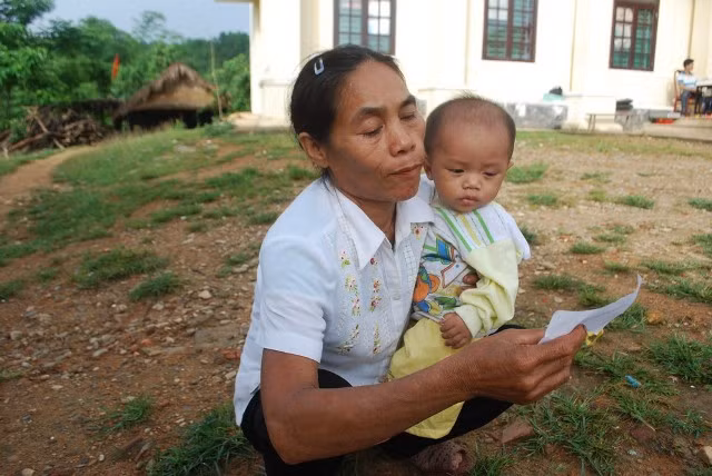 Chị Hồ Thị Năm (thôn 3, xã Phước Gia) bồng con đi bầu cử