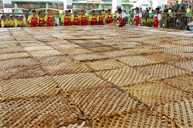 A chef works on the world’s largest mango pie in San Carlos, Pangasinan province, Philippines. A total of 400 pieces of mango pie, each weighing 10 kilos, were displayed on a 100-square-metre table and shared by more than 1,200 residents in the city of San Carlos.