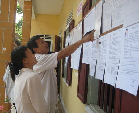 Cử tri Nghệ An đang nghiên cứu danh sách các ứng cử viên Cử tri Nghệ An đang nghiên cứu danh sách các ứng cử viên