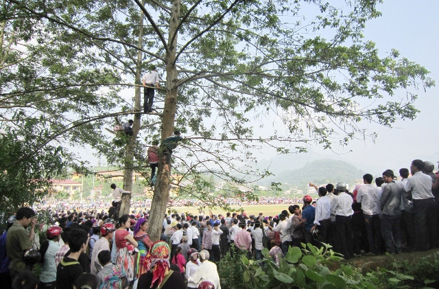 Đông đảo du khách đến cổ vũ cuộc đua