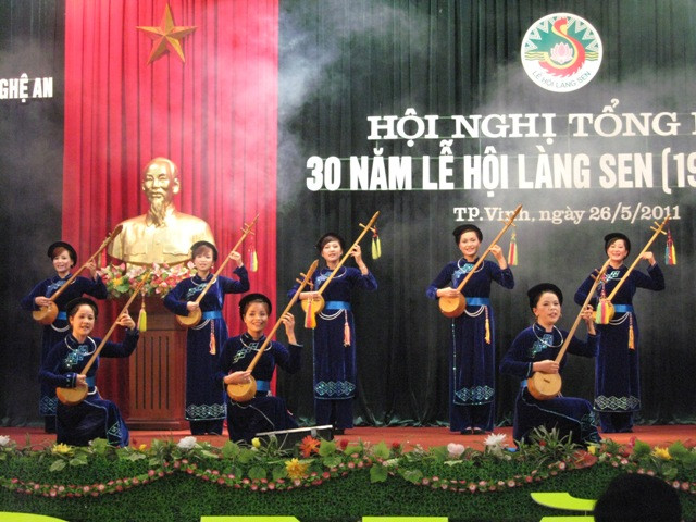 Đoàn nghệ thuật quần chúng tỉnh Cao Bằng biểu diễn tại lễ tổng kết.